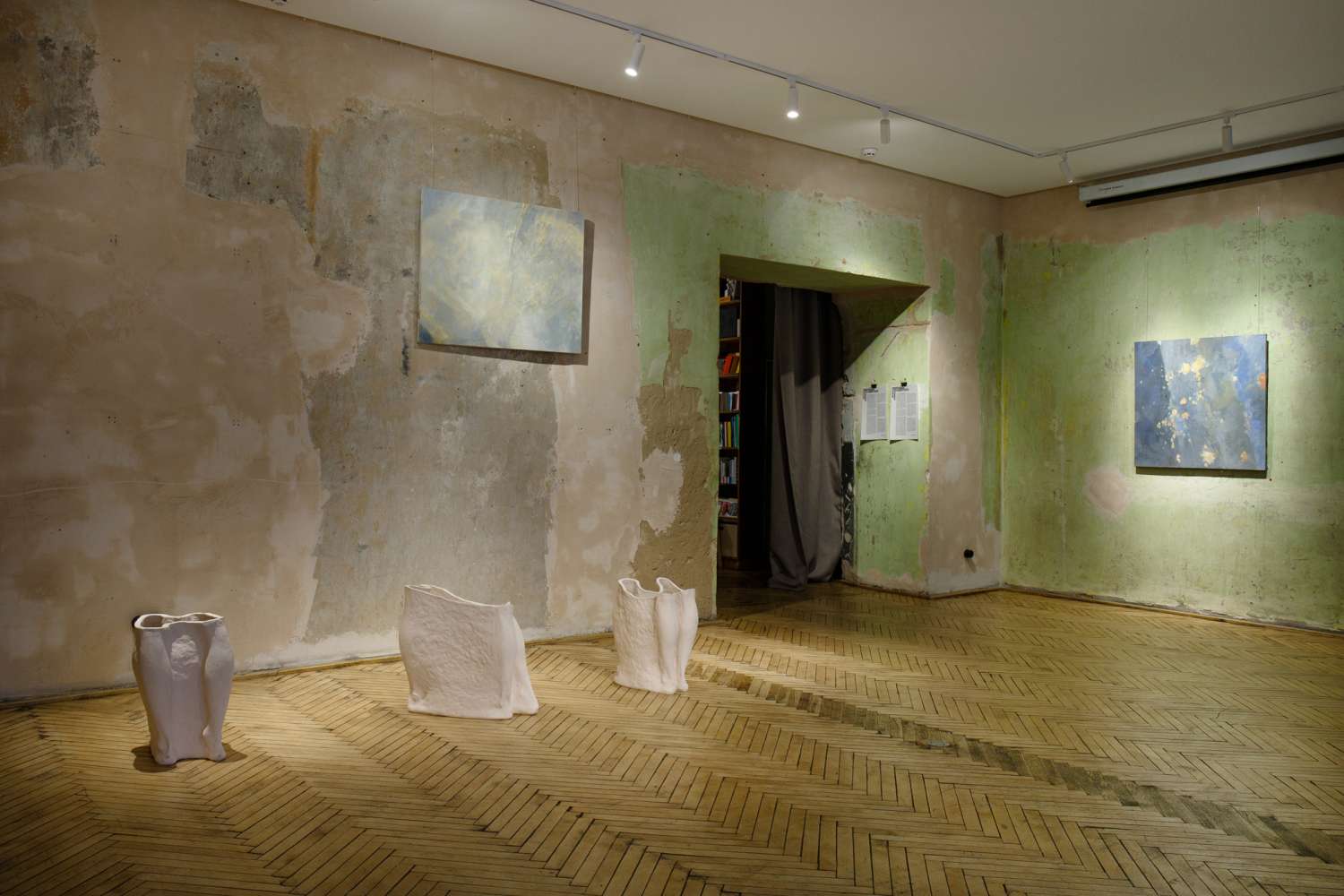THE EMPTY SPACES OF DOORS AND WINDOWS ALLOW THE ROOM TO BE INHABITED. Photo 1