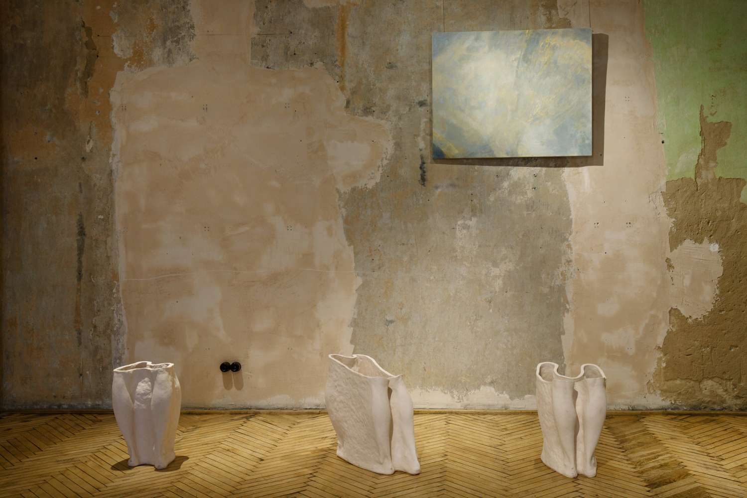THE EMPTY SPACES OF DOORS AND WINDOWS ALLOW THE ROOM TO BE INHABITED. Photo 2