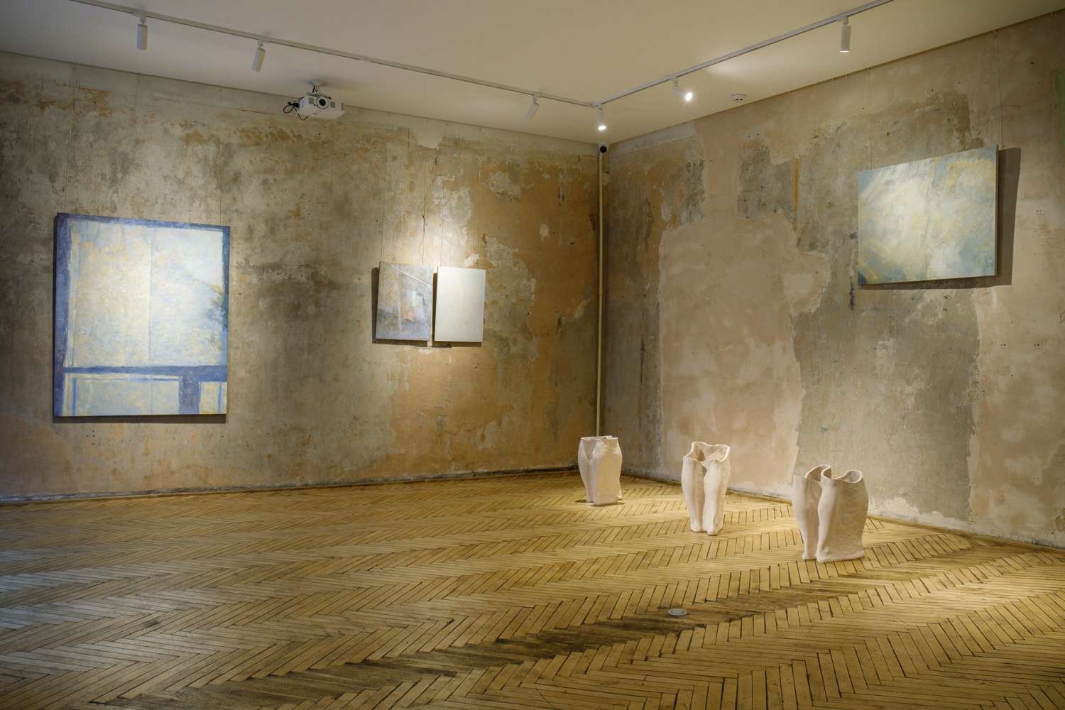 THE EMPTY SPACES OF DOORS AND WINDOWS ALLOW THE ROOM TO BE INHABITED. Photo 3