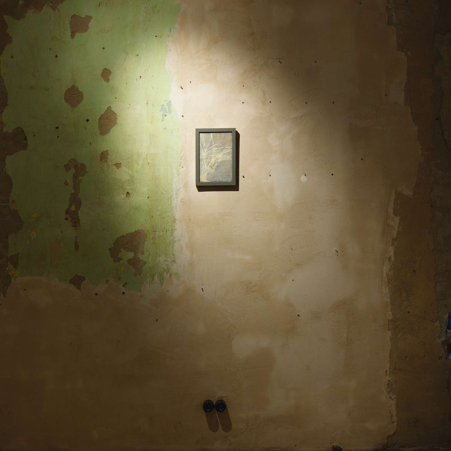 THE EMPTY SPACES OF DOORS AND WINDOWS ALLOW THE ROOM TO BE INHABITED. Photo 7