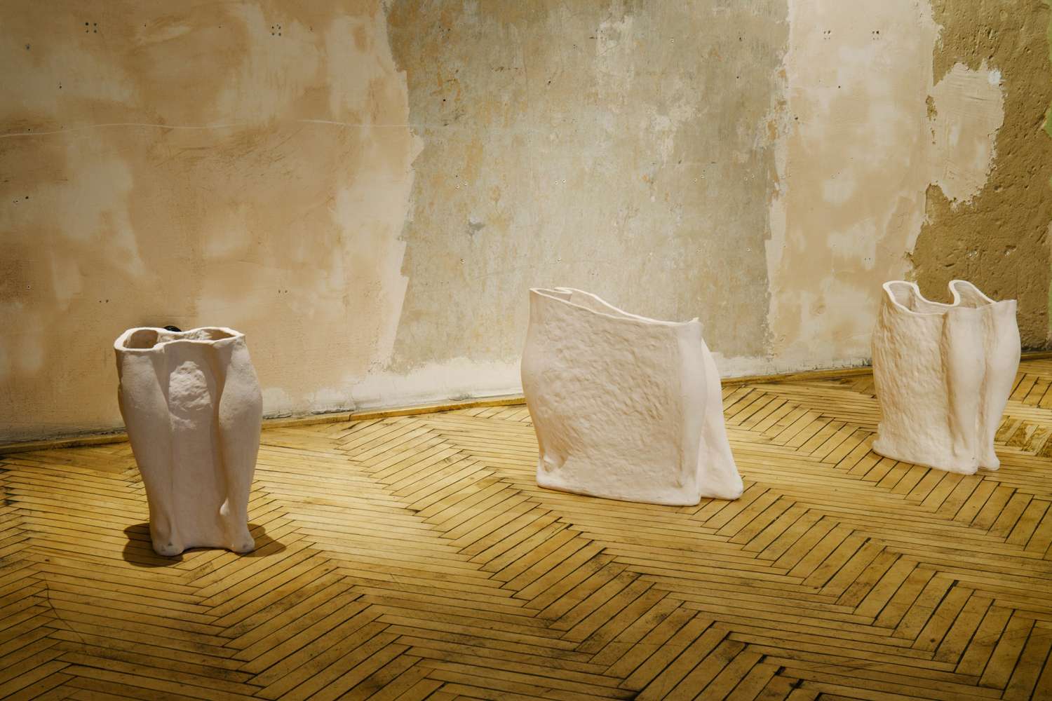 THE EMPTY SPACES OF DOORS AND WINDOWS ALLOW THE ROOM TO BE INHABITED. Photo 10