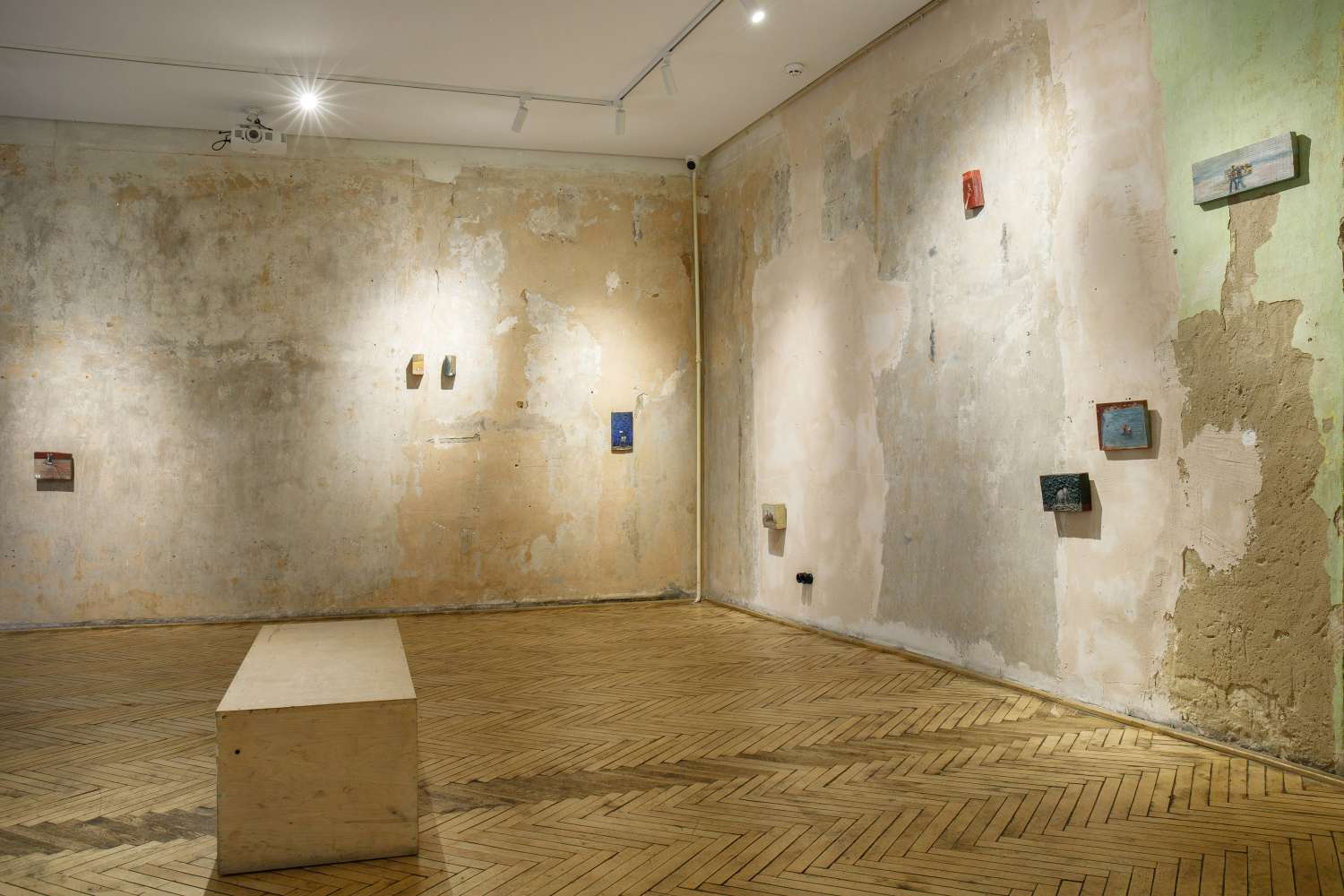 THERE ARE OTHER PEOPLE LIVING HERE. Photo 3