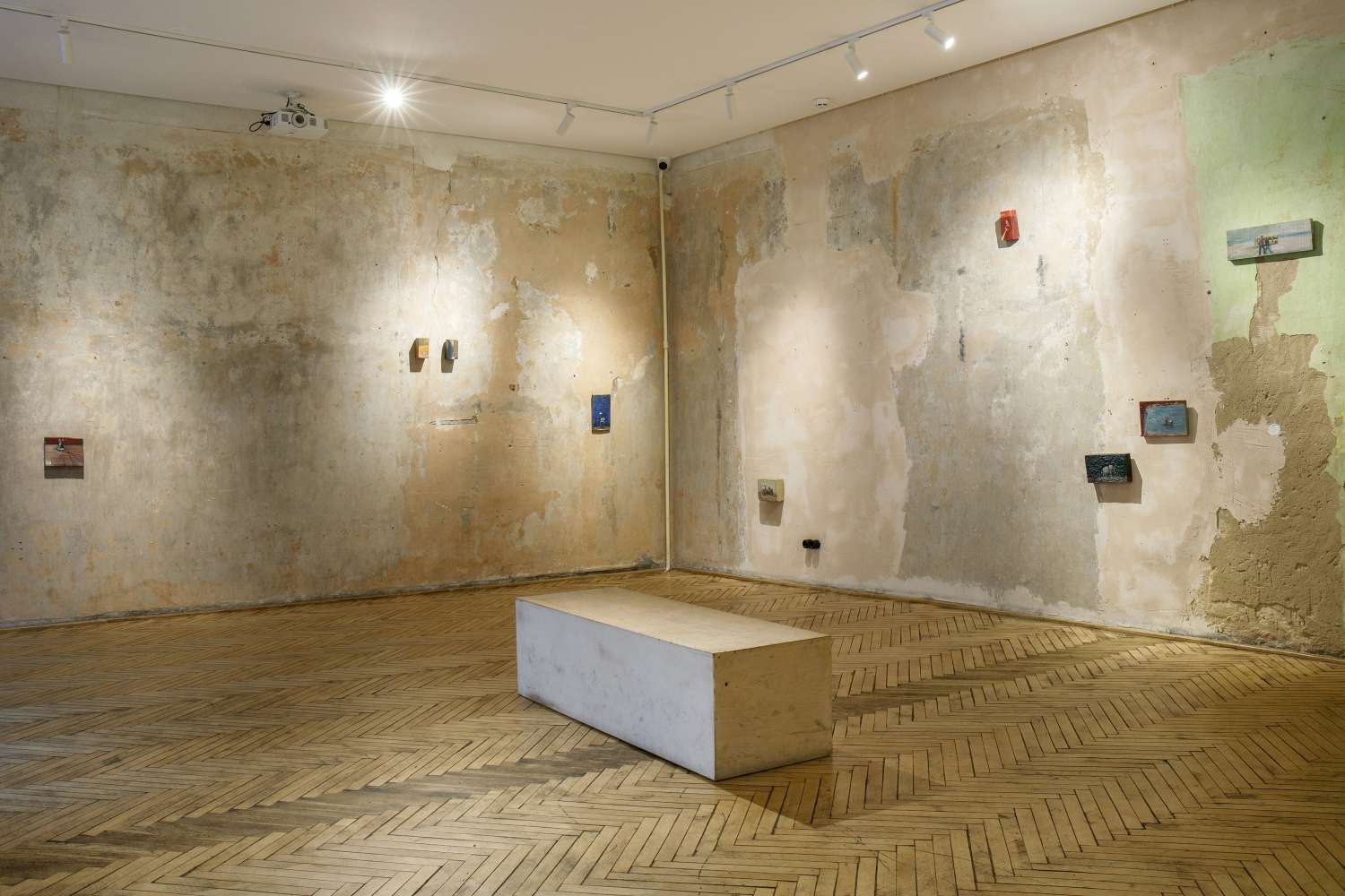 THERE ARE OTHER PEOPLE LIVING HERE. Photo 4